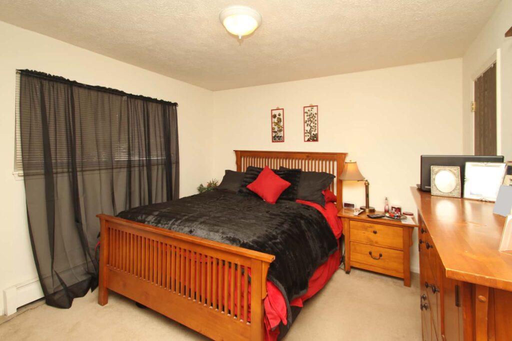 Cozy bedroom with a double bed and bedside lamps